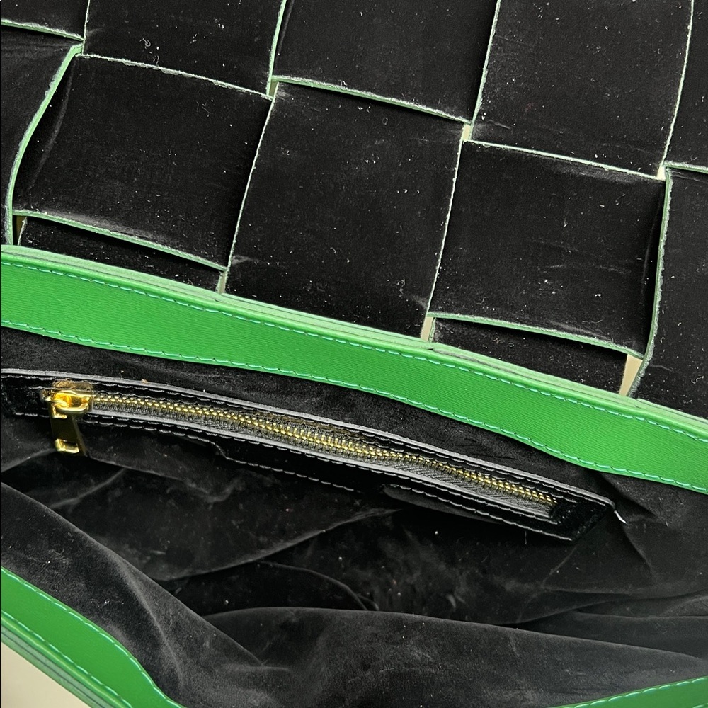 Isadora Made in Italy Kelly Green Woven Leather Crossbody Bag - Picture 13 of 17